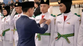 Wakil Presiden Gibran Rakabuming mengukuhkan anggota Paskibraka 2026 dalam upacara di Istana Negara, Jakarta, Sabtu (15/8/2026). (Foto: BPMI Setpres)