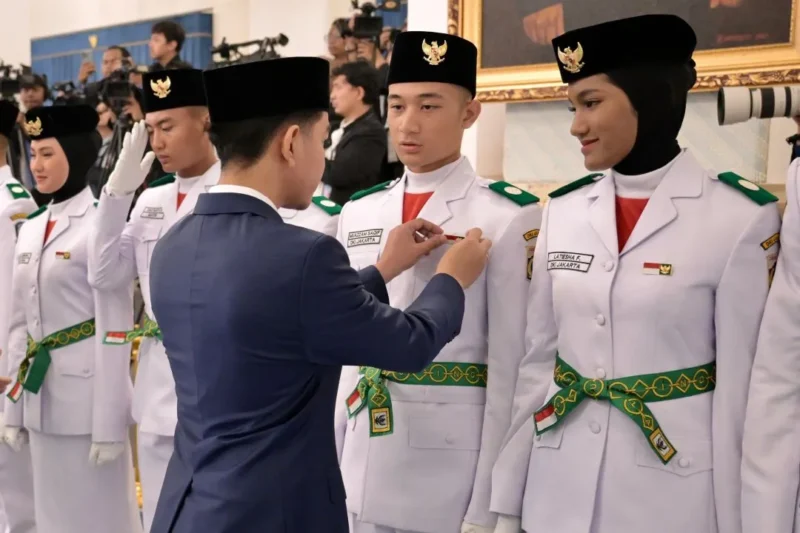 Wakil Presiden Gibran Rakabuming mengukuhkan anggota Paskibraka 2026 dalam upacara di Istana Negara, Jakarta, Sabtu (15/8/2026). (Foto: BPMI Setpres)