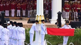 Anggota Paskibraka HUT ke-81 RI saat menunaikan tugas pengibaran bendera Sang Merah Putih di Istana Merdeka. (Foto: BPMI Setpres)