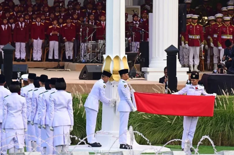 Anggota Paskibraka HUT ke-81 RI saat menunaikan tugas pengibaran bendera Sang Merah Putih di Istana Merdeka. (Foto: BPMI Setpres)