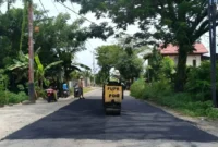 Dinas PUPR Padang melakukan patching sejumlah ruas jalan rusak untuk menjaga kenyamanan dan kelancaran mobilitas warga. (Foto: Pemko Padang)