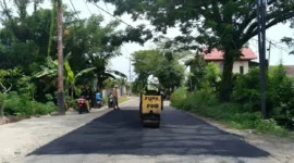 Dinas PUPR Padang melakukan patching sejumlah ruas jalan rusak untuk menjaga kenyamanan dan kelancaran mobilitas warga. (Foto: Pemko Padang)