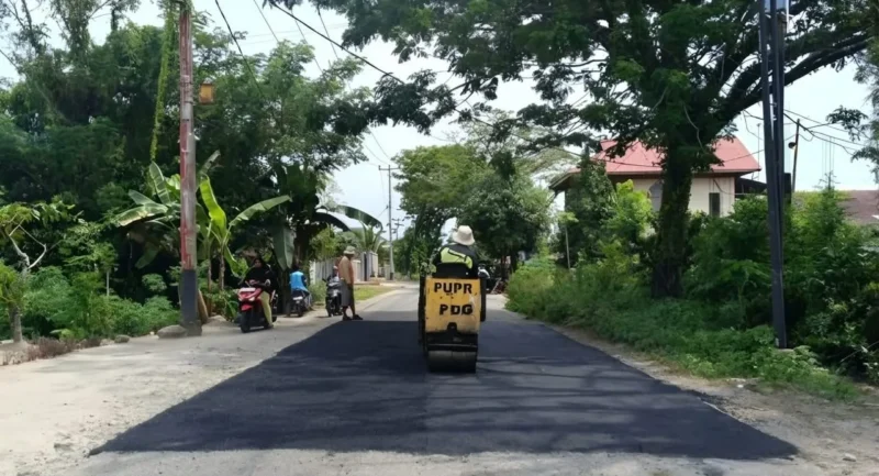 Dinas PUPR Padang melakukan patching sejumlah ruas jalan rusak untuk menjaga kenyamanan dan kelancaran mobilitas warga. (Foto: Pemko Padang)
