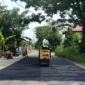 Dinas PUPR Padang melakukan patching sejumlah ruas jalan rusak untuk menjaga kenyamanan dan kelancaran mobilitas warga. (Foto: Pemko Padang)