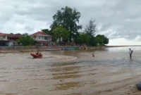 Tim SAR Gabungan melakukan penyisiran menggunakan perahu karet di sekitar Muaro, Air Tawar Barat, Sabtu (15/8/2026). (Foto: Dok. BPBD Padang)