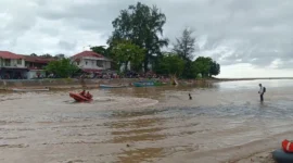 Tim SAR Gabungan melakukan penyisiran menggunakan perahu karet di sekitar Muaro, Air Tawar Barat, Sabtu (15/8/2026). (Foto: Dok. BPBD Padang)