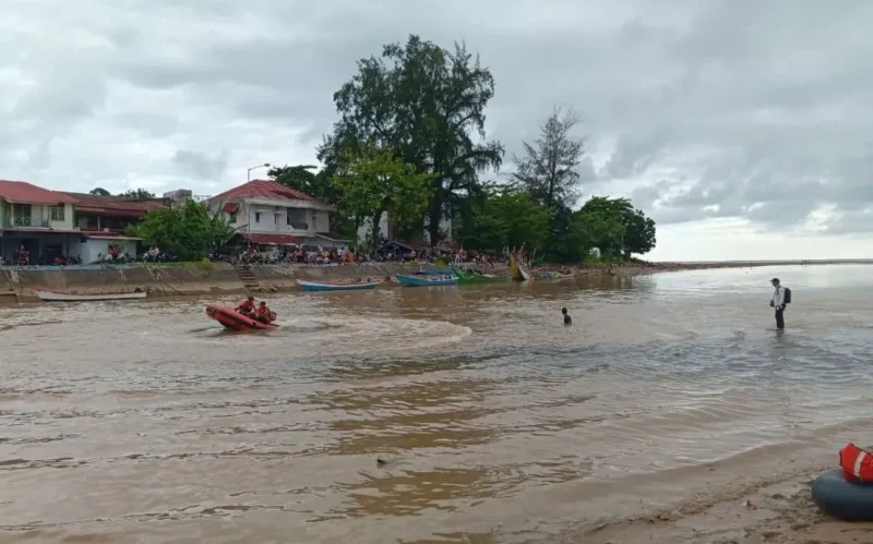 Tim SAR Gabungan melakukan penyisiran menggunakan perahu karet di sekitar Muaro, Air Tawar Barat, Sabtu (15/8/2026). (Foto: Dok. BPBD Padang)