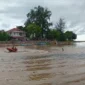 Tim SAR Gabungan melakukan penyisiran menggunakan perahu karet di sekitar Muaro, Air Tawar Barat, Sabtu (15/8/2026). (Foto: Dok. BPBD Padang)