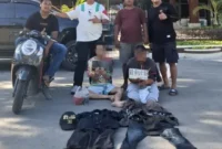 Tim Klewang Satreskrim Polresta Padang mengamankan dua terduga pelaku curanmor. (Foto: Polda Sumbar)