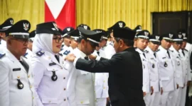 Bupati Padang Pariaman John Kenedy Azis melantik 73 wali nagari hasil Pilwana Serentak 2026 di Hall IKK Parit Malintang, Rabu (26/8/2026). (Foto: Diskominfo Padang Pariaman)