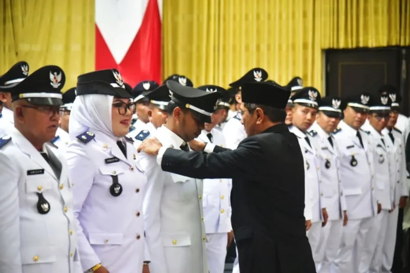 Bupati Padang Pariaman John Kenedy Azis melantik 73 wali nagari hasil Pilwana Serentak 2026 di Hall IKK Parit Malintang, Rabu (26/8/2026). (Foto: Diskominfo Padang Pariaman)