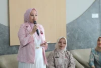 Ketua Dekranasda Padang, Dian Puspita Fadly Amran menutup Pelatihan Membatik PKW 2026 di Sekretariat Dekranasda Padang, Kamis (20/8/2026). (Foto: Pemko Padang)