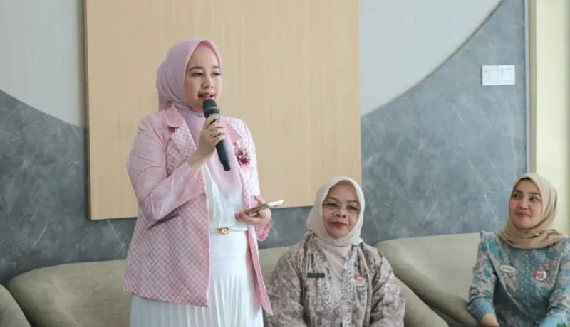 Ketua Dekranasda Padang, Dian Puspita Fadly Amran menutup Pelatihan Membatik PKW 2026 di Sekretariat Dekranasda Padang, Kamis (20/8/2026). (Foto: Pemko Padang)