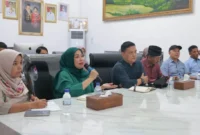 Bunda Literasi Kabupaten Tanah Datar Lise Ekaputra rapat koordinasi secara daring dengan Ruangguru di ruang kerja bupati, Sabtu (8/8/2026). (Foto: Kominfo Tanah Datar)