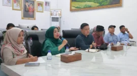 Bunda Literasi Kabupaten Tanah Datar Lise Ekaputra rapat koordinasi secara daring dengan Ruangguru di ruang kerja bupati, Sabtu (8/8/2026). (Foto: Kominfo Tanah Datar)