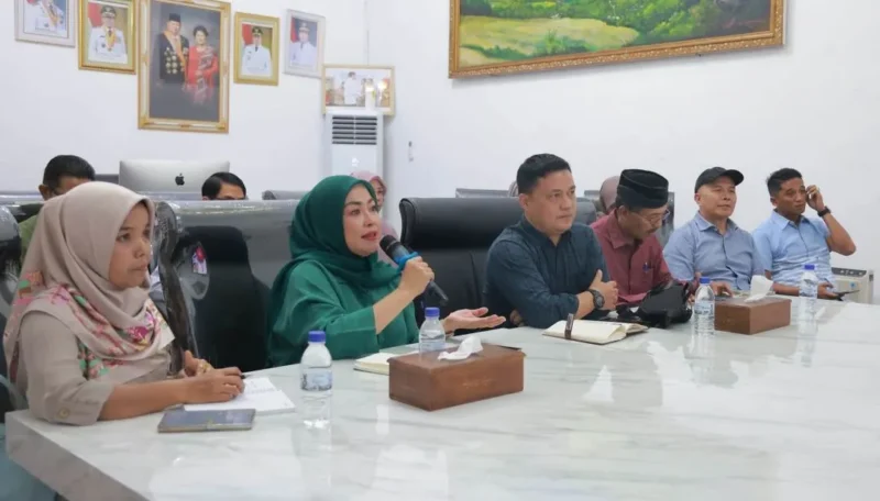 Bunda Literasi Kabupaten Tanah Datar Lise Ekaputra rapat koordinasi secara daring dengan Ruangguru di ruang kerja bupati, Sabtu (8/8/2026). (Foto: Kominfo Tanah Datar)