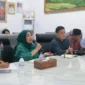 Bunda Literasi Kabupaten Tanah Datar Lise Ekaputra rapat koordinasi secara daring dengan Ruangguru di ruang kerja bupati, Sabtu (8/8/2026). (Foto: Kominfo Tanah Datar)