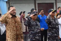 Wali Kota Padang, Fadly Amran, menghadiri pelepasan KRI Teluk Kendari-518 di Dermaga IV Pelabuhan Teluk Bayur, Minggu (16/8/2026). (Foto: Pemko Padang)