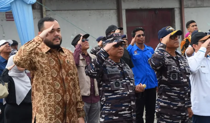 Wali Kota Padang, Fadly Amran, menghadiri pelepasan KRI Teluk Kendari-518 di Dermaga IV Pelabuhan Teluk Bayur, Minggu (16/8/2026). (Foto: Pemko Padang)