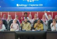 Wali Kota Padang Fadly Amran melepas Kontingen TP-PKK Kota Padang untuk mengikuti Jambore Kader TP-PKK Berprestasi Tingkat Sumbar di Kota Bukittinggi, 1–3 September 2026. (Foto: Pemko Padang)