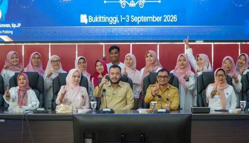 Wali Kota Padang Fadly Amran melepas Kontingen TP-PKK Kota Padang untuk mengikuti Jambore Kader TP-PKK Berprestasi Tingkat Sumbar di Kota Bukittinggi, 1–3 September 2026. (Foto: Pemko Padang)