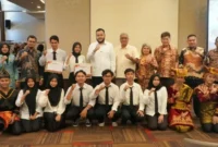 Wali Kota Padang Fadly Amran melepas peserta program pelatihan kerja ke Turki dan Jepang di HW Hotel, Sabtu (15/8/2026). (Foto: Pemko Padang)