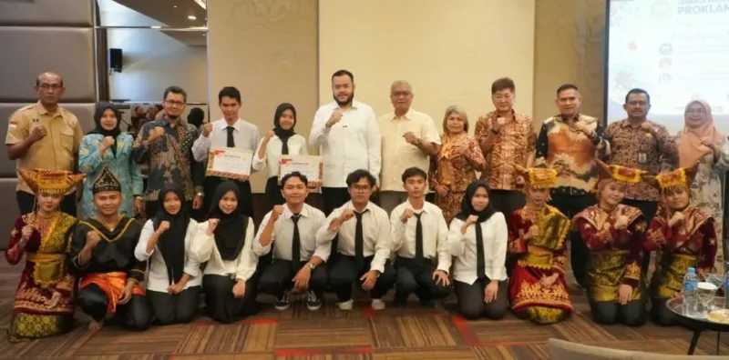 Wali Kota Padang Fadly Amran melepas peserta program pelatihan kerja ke Turki dan Jepang di HW Hotel, Sabtu (15/8/2026). (Foto: Pemko Padang)