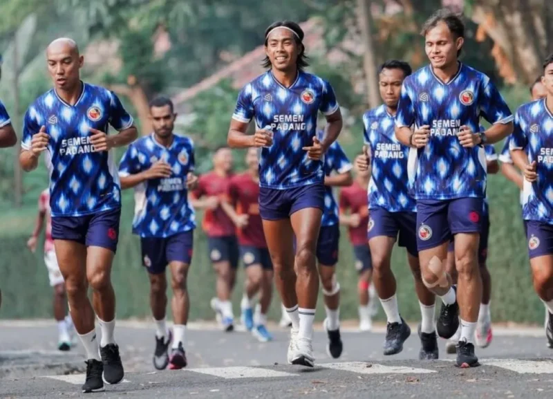Pemain Semen Padang FC saat latihan. (Foto: IG @semenpadangfcid)