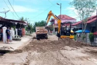 TRC Dinas PUPR Padang melakukan pembersihan material lumpur pascabanjir. (Foto: Pemko Padang)
