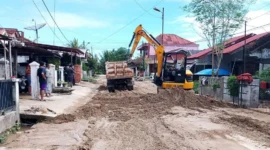 TRC Dinas PUPR Padang melakukan pembersihan material lumpur pascabanjir. (Foto: Pemko Padang)