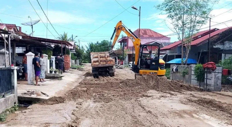 TRC Dinas PUPR Padang melakukan pembersihan material lumpur pascabanjir. (Foto: Pemko Padang)