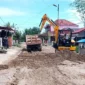 TRC Dinas PUPR Padang melakukan pembersihan material lumpur pascabanjir. (Foto: Pemko Padang)