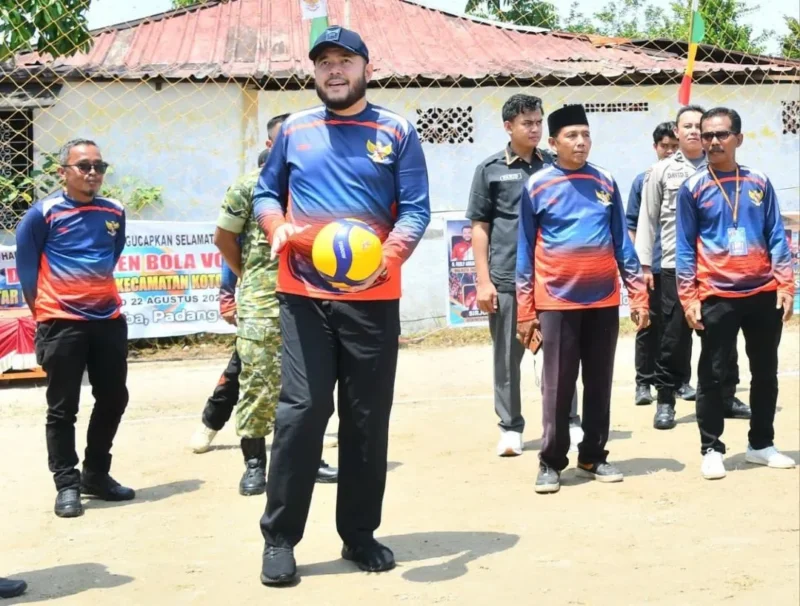 Hal itu disampaikan Fadly Amran saat membuka Turnamen Bola Voli Antar Kelurahan se-Kecamatan Koto Tangah, di Lapangan Bola Voli Jalan Heller RW 08, Kelurahan Dadok Tunggul Hitam, Kecamatan Koto Tangah, Senin (17/8/2026). 