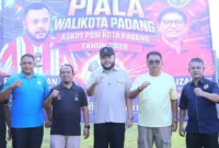 Wali Kota Padang, Fadly Amran, membuka Turnamen Sepak Bola U-13 Piala Wali Kota Padang Tahun 2026, di Lapangan Sepak Bola Kampung Pisang, Minggu (30/8/2026). (Foto: Pemko Padang)