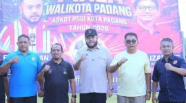 Wali Kota Padang, Fadly Amran, membuka Turnamen Sepak Bola U-13 Piala Wali Kota Padang Tahun 2026, di Lapangan Sepak Bola Kampung Pisang, Minggu (30/8/2026). (Foto: Pemko Padang)