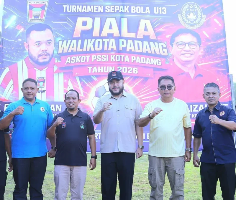Wali Kota Padang, Fadly Amran, membuka Turnamen Sepak Bola U-13 Piala Wali Kota Padang Tahun 2026, di Lapangan Sepak Bola Kampung Pisang, Minggu (30/8/2026). (Foto: Pemko Padang)