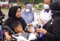 Wakil Bupati Dharmasraya Leli Arni turun membagikan masker kepada pengendara. (Foto: Diskominfo Dharmasraya)