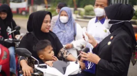 Wakil Bupati Dharmasraya Leli Arni turun membagikan masker kepada pengendara. (Foto: Diskominfo Dharmasraya)