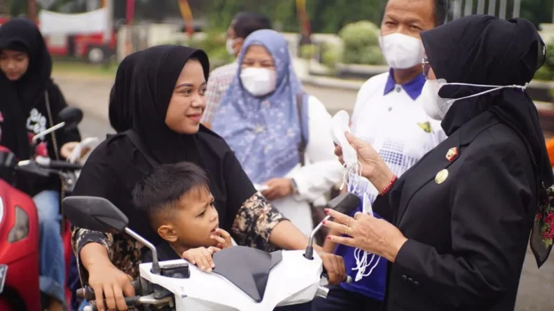 Wakil Bupati Dharmasraya Leli Arni turun membagikan masker kepada pengendara. (Foto: Diskominfo Dharmasraya)