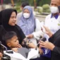 Wakil Bupati Dharmasraya Leli Arni turun membagikan masker kepada pengendara. (Foto: Diskominfo Dharmasraya)
