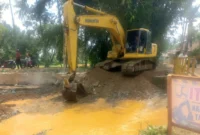 Pemko Padang melalui Dinas PUPR melakukan perbaikan infrastruktur jembatan dan normalisasi sungai di sejumlah titik di Kota Padang. (Foto: Pemko Padang)