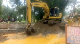 Pemko Padang melalui Dinas PUPR melakukan perbaikan infrastruktur jembatan dan normalisasi sungai di sejumlah titik di Kota Padang. (Foto: Pemko Padang)