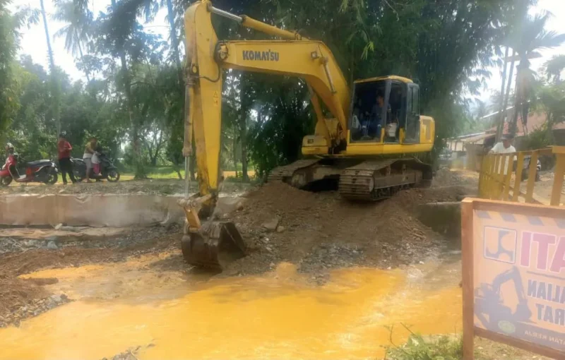 Pemko Padang melalui Dinas PUPR melakukan perbaikan infrastruktur jembatan dan normalisasi sungai di sejumlah titik di Kota Padang. (Foto: Pemko Padang)