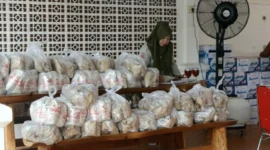 Pemko Padang menyalurkan 6.000 paket makanan dan logistik untuk korban banjir. (Foto: Pemko Padang)