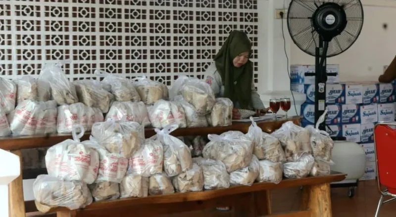 Pemko Padang menyalurkan 6.000 paket makanan dan logistik untuk korban banjir. (Foto: Pemko Padang)