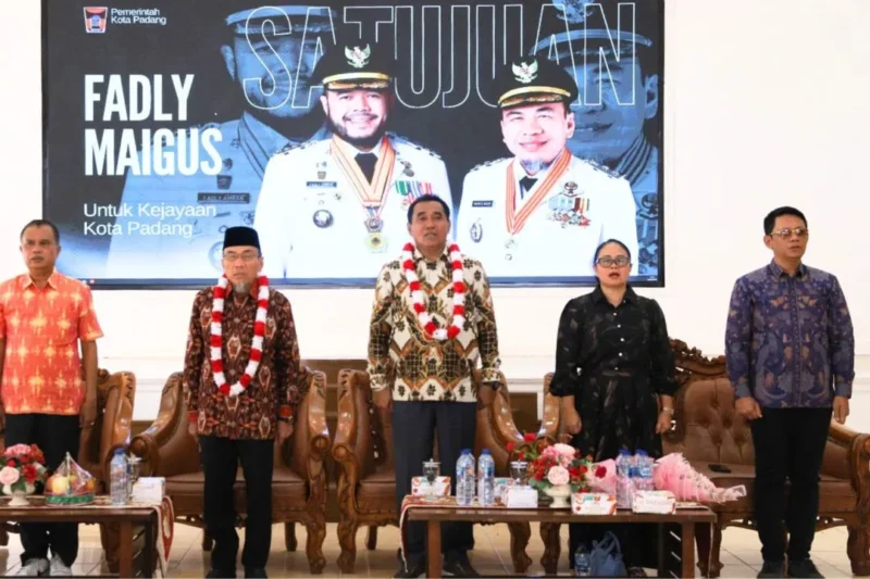 Wakil Wali Kota Padang Maigus Nasir menerima kunjungan Wakil Bupati Nias Arota Lase bersama rombongan di Rumah Dinas Wakil Wali Kota Padang, Minggu (9/8/2026). (Foto: Pemko Padang)