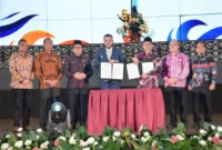 Wali Kota Padang Fadly Amran menandatangani nota kesepahaman bersama Rektor UniKL, Prof. Dr. Ilham Sentosa di Auditorium UNP, Kamis (6/8/2026). (Foto: Pemko Padang)