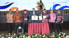 Wali Kota Padang Fadly Amran menandatangani nota kesepahaman bersama Rektor UniKL, Prof. Dr. Ilham Sentosa di Auditorium UNP, Kamis (6/8/2026). (Foto: Pemko Padang)