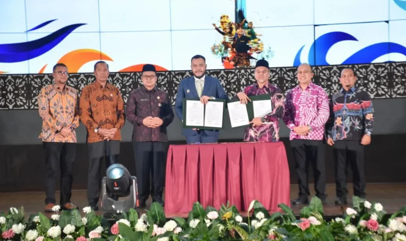 Wali Kota Padang Fadly Amran menandatangani nota kesepahaman bersama Rektor UniKL, Prof. Dr. Ilham Sentosa di Auditorium UNP, Kamis (6/8/2026). (Foto: Pemko Padang)