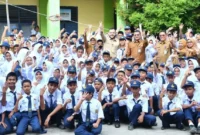 Wali Kota Padang, Fadly Amran menyerahkan bantuan seragam sekolah gratis kepada siswa kurang mampu di SMP Negeri 3 Padang, Senin (31/8/2026) pagi. (Foto: Pemko Padang)